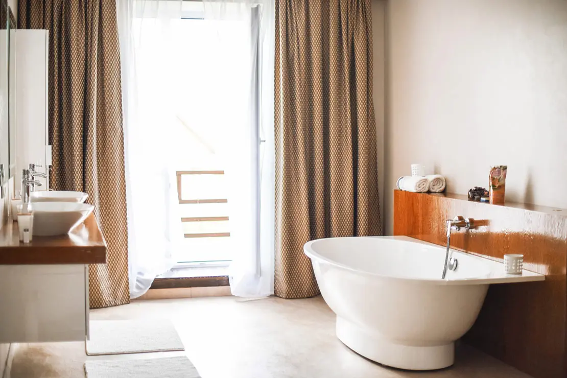 Salle de bain avec des murs et un sol en béton ciré beige à Charleville-Mezieres.